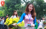 {ẢNH] Thiếu nữ Hà thành làm bừng sáng phố phường trong tà áo dài truyền thống
